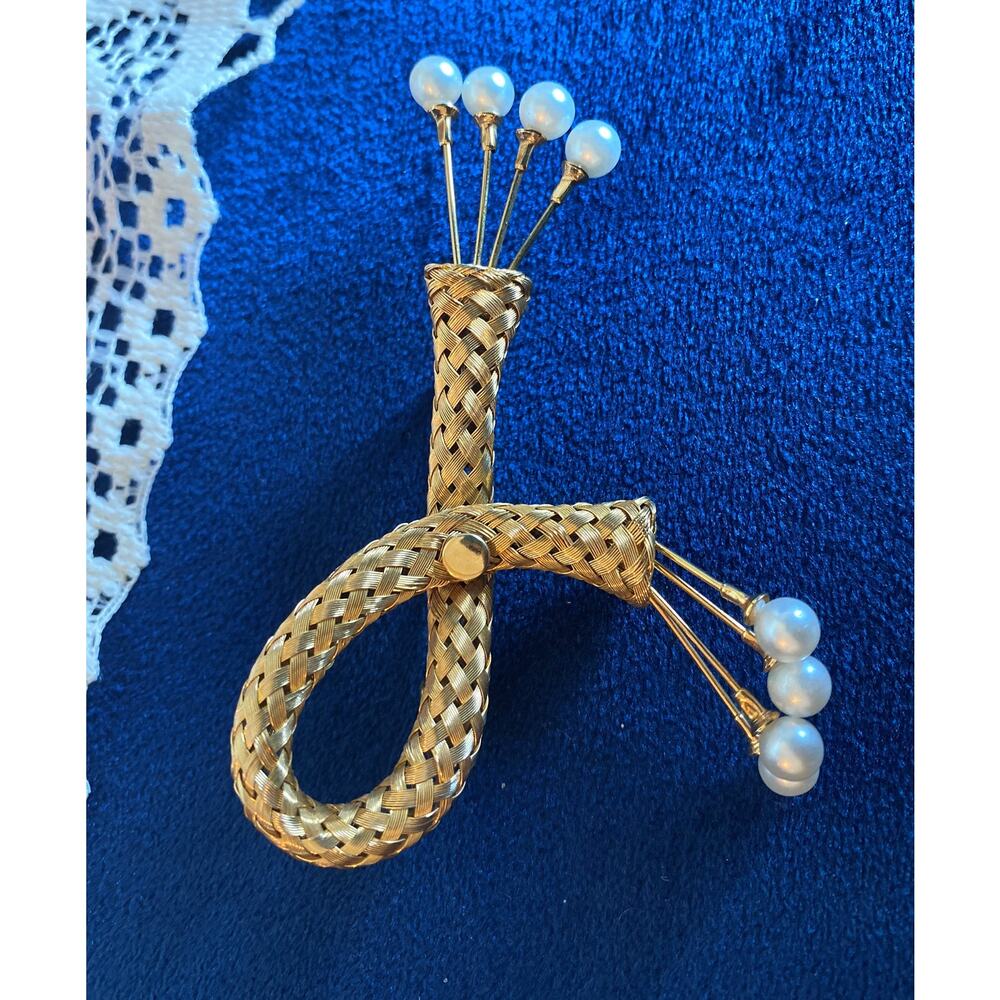 Vtg Faux Pearls braided Gold Tone loop brooch Pin, 2 X 3 1/2 inches, 80’s style